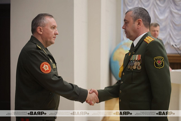 Министр обороны Беларуси вручил государственные награды военнослужащим Вооружённых Сил
