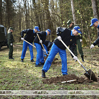 Военнослужащие Вооружённых Сил принимают участие в республиканском субботнике 