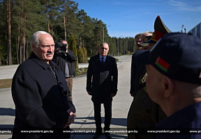 Александр Лукашенко посещает Минский аэроклуб ДОСААФ