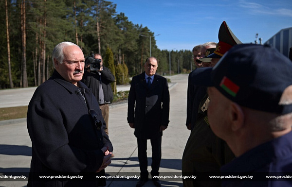 Александр Лукашенко посетил Минский аэроклуб ДОСААФ