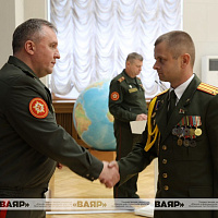 Министр обороны Беларуси вручил погоны полковника военнослужащим Вооружённых Сил