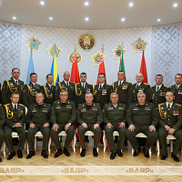 Министр обороны Беларуси вручил погоны полковника военнослужащим Вооружённых Сил