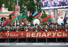 Церемония возложения венков и цветов к монументу Победы