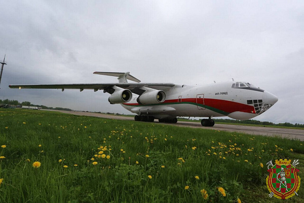 Военные летчики доставили гуманитарный груз из Китая (видео)