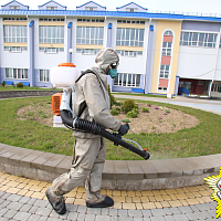 Сводный батальон РХБ защиты провел дезинфекцию двух школ и детского сада в Боровлянах