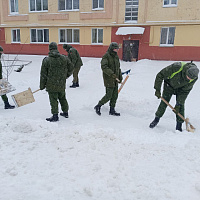 Фотофакт: военнослужащие ликвидируют последствия непогоды 