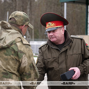 На плацу одного из соединений СЗОК прошёл торжественный ритуал чествования военнообязанных, проходивших сборы в апреле