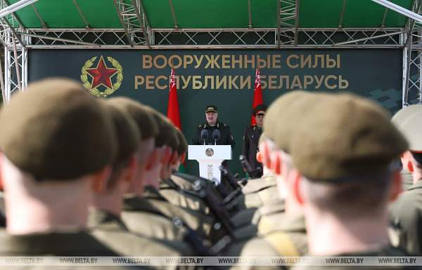 Александр Лукашенко принял участие в церемонии приведения к Военной присяге в Борисовском районе 