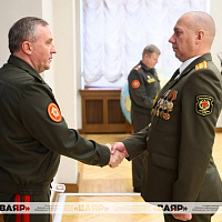 Министр обороны Беларуси вручил погоны полковника военнослужащим Вооружённых Сил