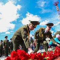 Руководство Вооруженных Сил возложило цветы к монументу Победы