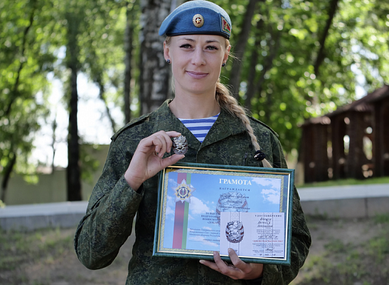 Впервые знак «Доблесть и мастерство» получила девушка – Наталья Онищук из 38-й бригады в Бресте
