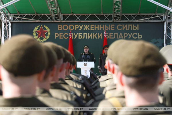 Александр Лукашенко принял участие в церемонии приведения к Военной присяге в Борисовском районе 