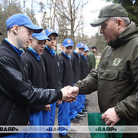 Военнослужащие Вооружённых Сил принимают участие в республиканском субботнике 