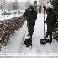 Фотофакт: военнослужащие ликвидируют последствия непогоды 
