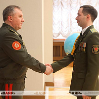 Министр обороны Беларуси вручил погоны полковника и государственные награды военнослужащим Вооружённых Сил