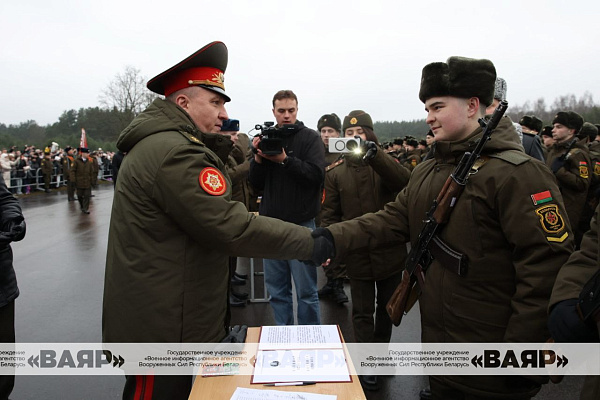 Торжественная церемония принятия новым пополнением Военной присяги 