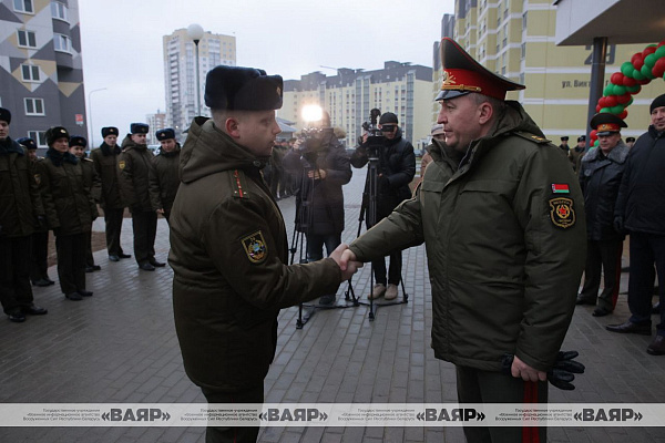 Министр обороны Беларуси принял участие в открытии арендного дома для военнослужащих и членов их семей в Гродно