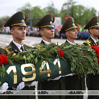 Церемония возложения венков и цветов к монументу Победы
