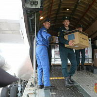 Военные летчики доставили гуманитарный груз из Китая (видео)
