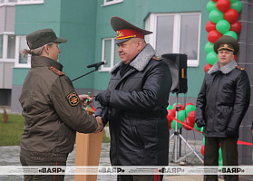 Военнослужащим вручили ключи от арендных квартир в Слуцке