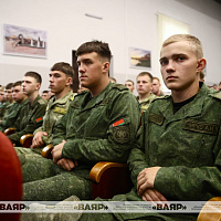 Міністр абароны ў Дзень ведаў правёў урок міру для курсантаў ваеннага факультэта ў Гродне