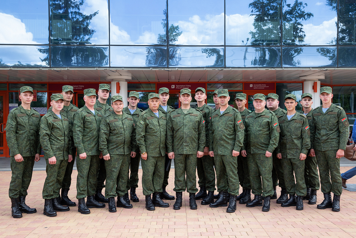 Военная форма рб. Форма вс РБ. Форма солдат белорусской армии. Боевая форма одежды вс РБ. Военный Белоруси в форме.