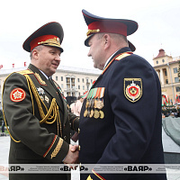 Церемония возложения венков и цветов к монументу Победы