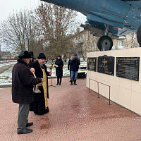 Посвятившим себя авиации