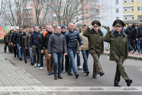 Началась отправка граждан, призванных на срочную военную службу, службу в резевре