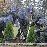 Министр обороны Беларуси принял участие в республиканском субботнике