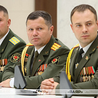 Министр обороны Беларуси вручил погоны полковника военнослужащим Вооружённых Сил