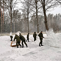 Фотофакт: военнослужащие ликвидируют последствия непогоды 