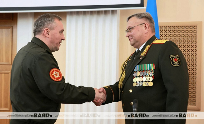 Генерал-майор Павел Муравейко простился со Знаменем Министерства обороны