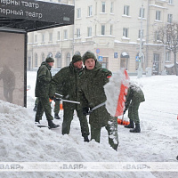 Фотофакт: военнослужащие ликвидируют последствия непогоды 