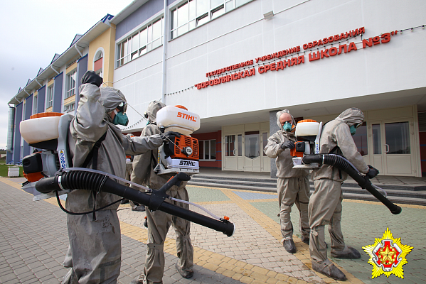 Сводный батальон РХБ защиты провел дезинфекцию двух школ и детского сада в Боровлянах