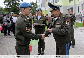 В Марьиной Горке открыли многоквартирный дом для военнослужащих