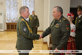Министр обороны Беларуси вручил погоны полковника и государственные награды военнослужащим Вооружённых Сил