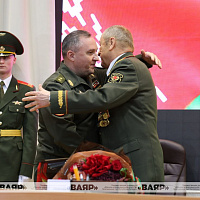 Министр обороны Беларуси поздравил генерал-лейтенанта в отставке Юрия Жадобина с 70-летием