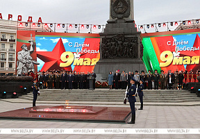 Церемония возложения венков и цветов к монументу Победы