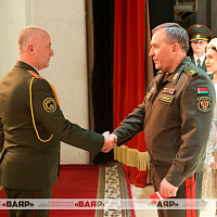 Министр обороны Беларуси вручил погоны полковника и государственные награды военнослужащим Вооружённых Сил