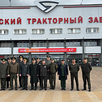 Замежныя ваенныя аташэ, акрэдытаваныя ў Рэспубліцы Беларусь, наведалі МТЗ і Інстытут пагранічнай службы