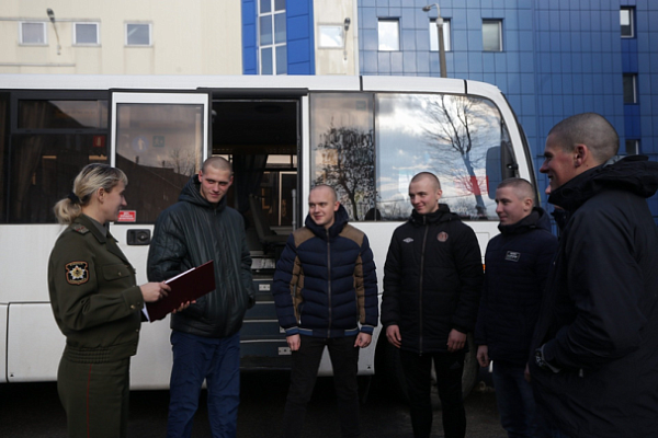 Началась отправка граждан, призванных на срочную военную службу, службу в резерве