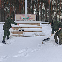 Фотофакт: военнослужащие ликвидируют последствия непогоды 