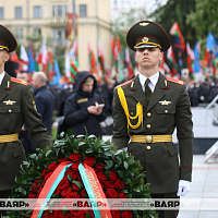 Церемония возложения венков и цветов к монументу Победы
