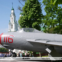 Самолет МиГ-15, переданный Министром обороны, установлен на постамент в Полоцком кадетском училище