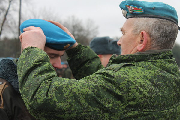 Брестским десантникам вручили голубые береты