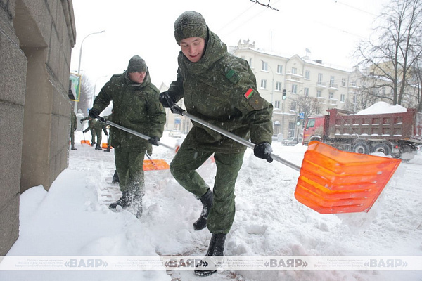 Фотофакт: военнослужащие ликвидируют последствия непогоды 