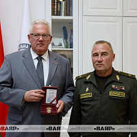 Генерал-майор Леонид Касинский вручил юбилейные медали государственным служащим