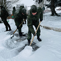 Фотофакт: военнослужащие ликвидируют последствия непогоды 