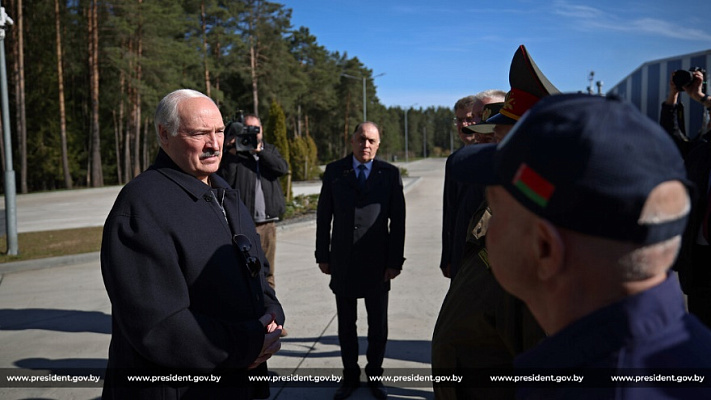 Александр Лукашенко посетил Минский аэроклуб ДОСААФ